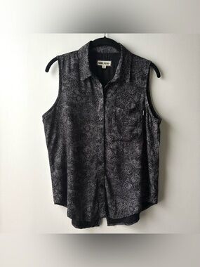 Black and white Vans sleeveless button-up slit black printed shirt